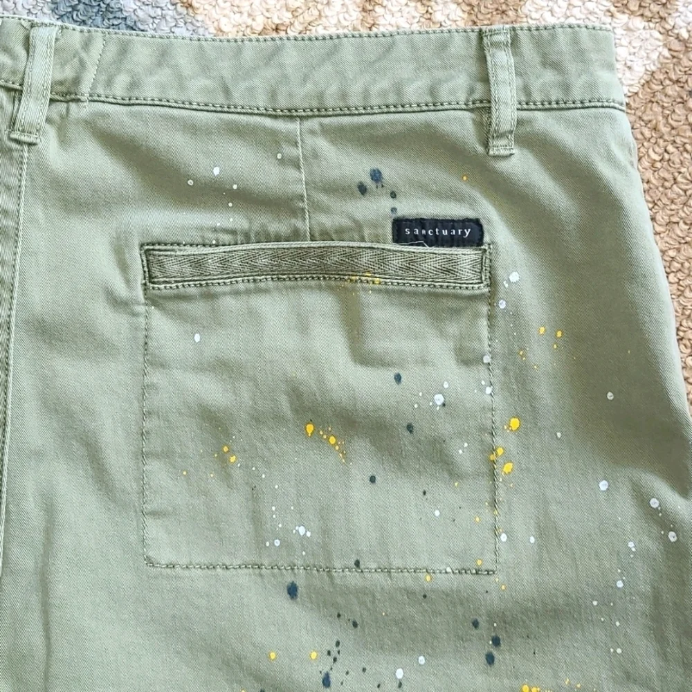 Sanctuary Army Green Paint splatter shorts. Size 31